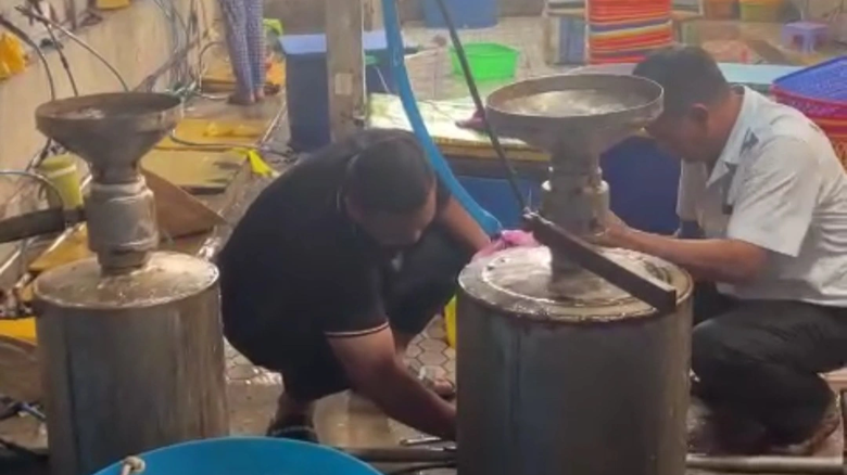 Li&ecirc;n tục bắt quả tang cơ sở bơm tạp chất v&agrave;o t&ocirc;m ở Bạc Li&ecirc;u - Ảnh 1.