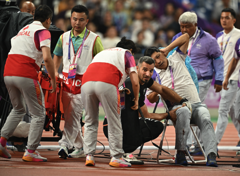 Sự cố hy hữu tại ASIAD 19 khiến một trọng t&agrave;i g&atilde;y ch&acirc;n v&igrave; &ldquo;tạ lạc&rdquo;  - Ảnh 1.
