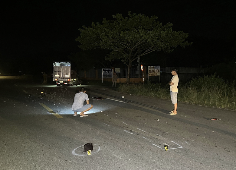 M&ocirc; t&ocirc; v&agrave; xe tải va chạm giữa đ&ecirc;m một người tử vong tại chỗ - Ảnh 1.