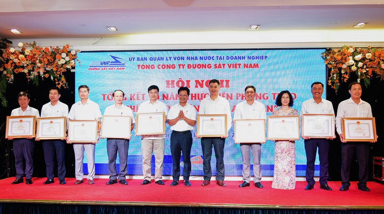 Tổng doanh thu đường sắt hơn 82.000 tỷ qua 10 năm phong tr&agrave;o &ldquo;Ch&iacute;nh quy-Văn h&oacute;a-An to&agrave;n&rdquo; - Ảnh 1.