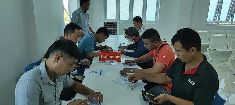 Hải Dương: Cận cảnh kh&aacute;m sức khỏe, test ma t&uacute;y c&aacute;c t&agrave;i xế kinh doanh vận tải - Ảnh 11.