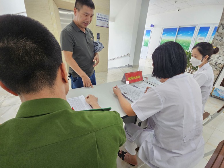 Hải Dương: Cận cảnh kh&aacute;m sức khỏe, test ma t&uacute;y c&aacute;c t&agrave;i xế kinh doanh vận tải - Ảnh 1.