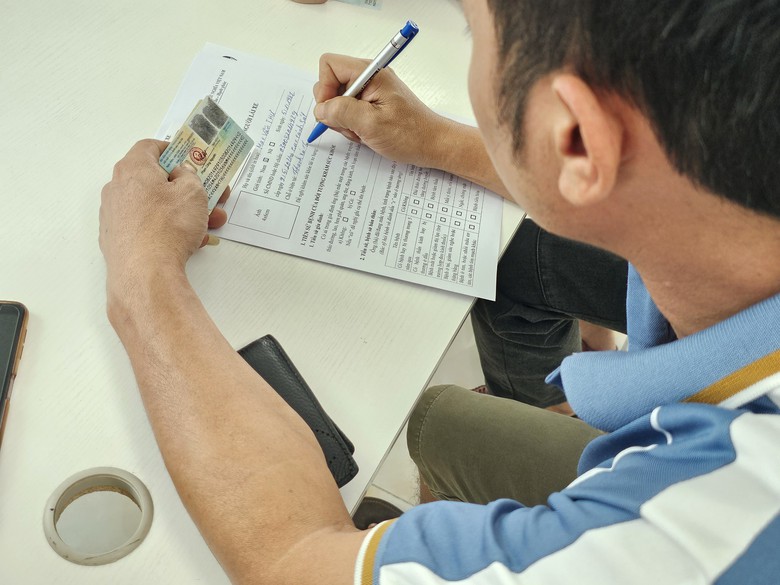 Hải Dương: Cận cảnh kh&aacute;m sức khỏe, test ma t&uacute;y c&aacute;c t&agrave;i xế kinh doanh vận tải - Ảnh 5.