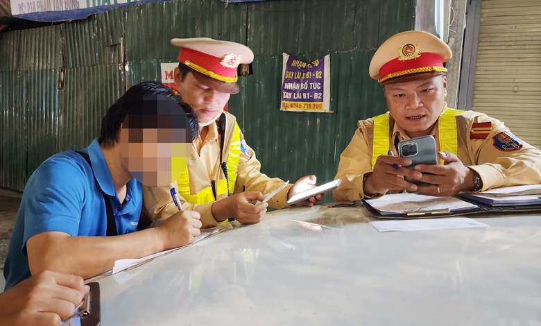 CSGT H&agrave; Nội mật phục bắt xe qu&aacute; tải &ldquo;hổ vồ&rdquo; trong đ&ecirc;m - Ảnh 8.