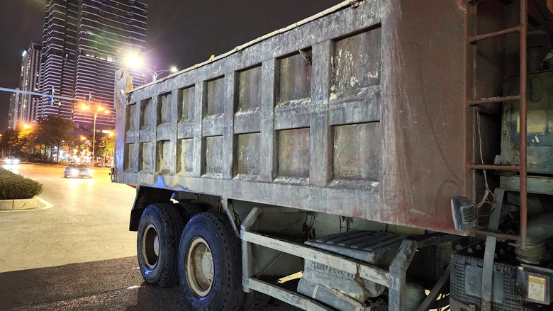 CSGT H&agrave; Nội mật phục bắt xe qu&aacute; tải &ldquo;hổ vồ&rdquo; trong đ&ecirc;m - Ảnh 4.