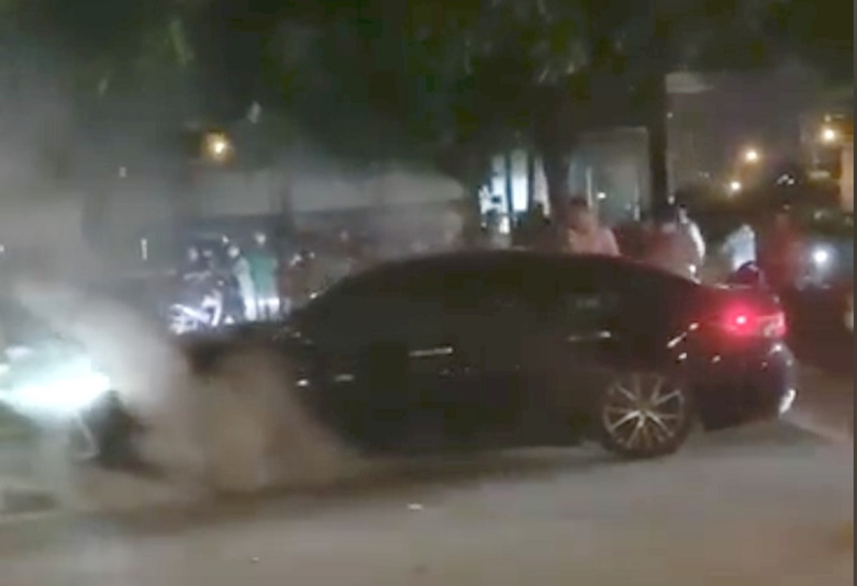 CSGT Hà Nội kịp thời đưa tài xế nghi đột quỵ đi cấp cứu - Ảnh 1. CSGT Hà Nội kịp thời đưa tài xế nghi đột quỵ đi cấp cứu - Ảnh 1.