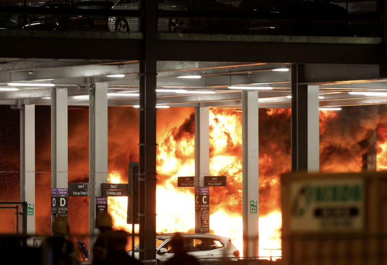 Một s&acirc;n bay của London, Anh phải đ&igrave;nh chỉ hoạt động v&igrave; ch&aacute;y lớn  - Ảnh 1.