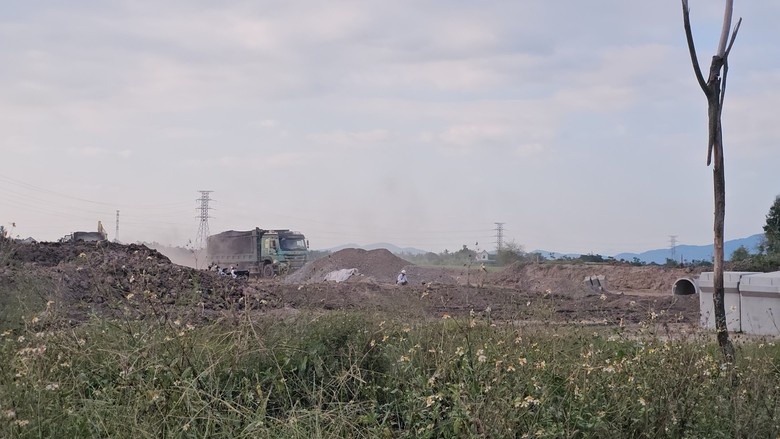 Hải Dương: Xe tải trọng lớn náo loạn ở khu dân cư và trường học - Ảnh 4. Hải Dương: Xe tải trọng lớn náo loạn ở khu dân cư và trường học - Ảnh 4.