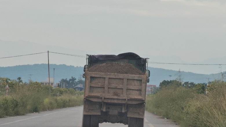 Hải Dương: Xe tải trọng lớn náo loạn ở khu dân cư và trường học - Ảnh 5. Hải Dương: Xe tải trọng lớn náo loạn ở khu dân cư và trường học - Ảnh 5.