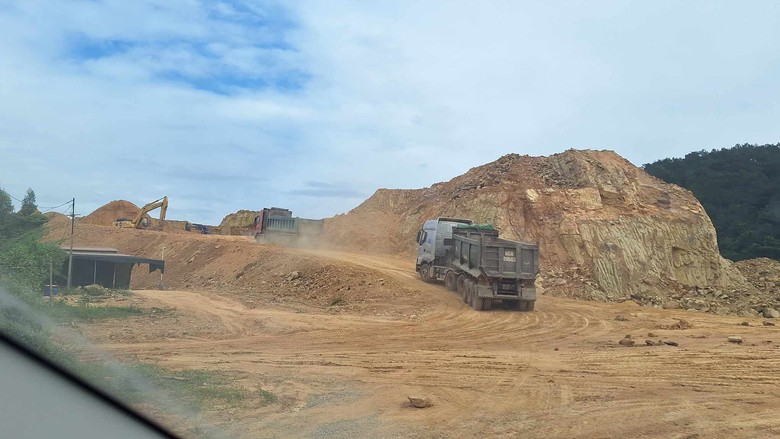 Xe qu&aacute; tải &ugrave;n &ugrave;n vận chuyển đất tr&aacute;i ph&eacute;p tại Lạng Sơn - Ảnh 2.