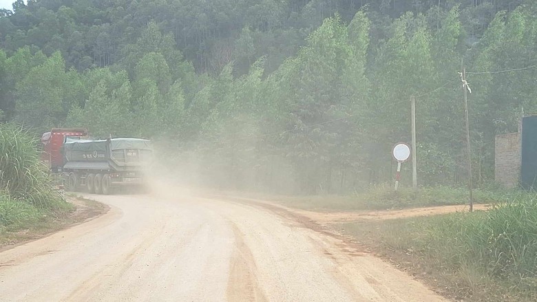 Xe qu&aacute; tải &ugrave;n &ugrave;n vận chuyển đất tr&aacute;i ph&eacute;p tại Lạng Sơn - Ảnh 1.