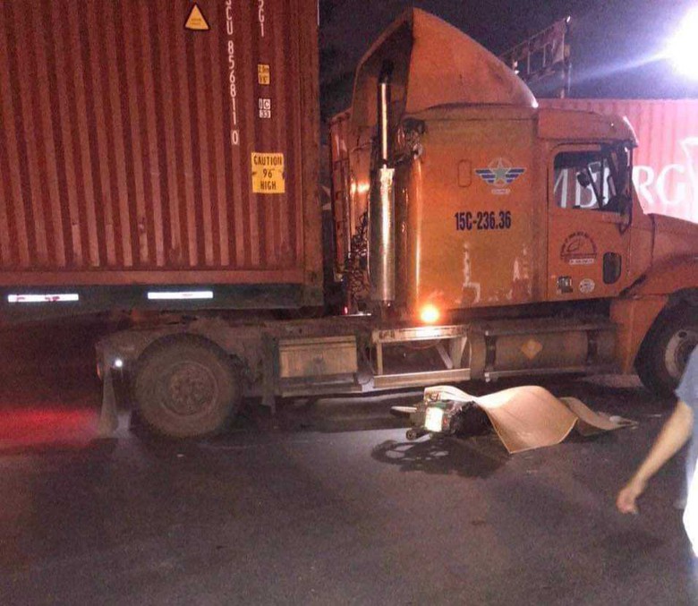Va chạm với xe đầu kéo, 3 người thương vong tại Hải Phòng - Ảnh 1. Va chạm với xe đầu kéo, 3 người thương vong tại Hải Phòng - Ảnh 1.