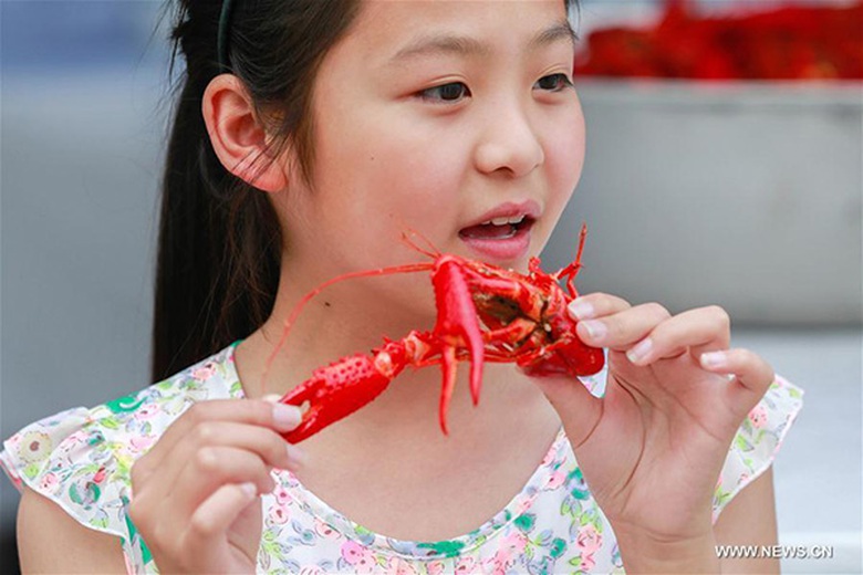 Từng "thống trị" c&aacute;c qu&aacute;n ăn đ&ecirc;m, v&igrave; sao giới trẻ Trung Quốc nay chỉ ăn m&oacute;n n&agrave;y đ&oacute;ng hộp? - Ảnh 1.