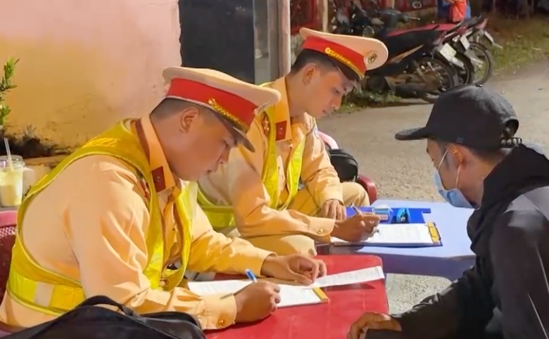 Đồng Nai: Kiểm tra nồng độ cồn ph&aacute;t hiện h&agrave;ng n&oacute;ng - Ảnh 3.