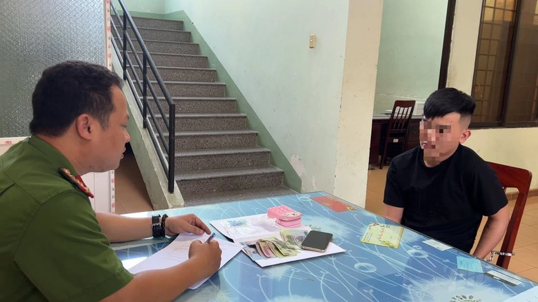 Bắt đối tượng mang ma t&uacute;y đi b&aacute;n, kh&aacute;m nh&agrave; ph&aacute;t hiện h&agrave;ng chục bịch nilon nghi ma t&uacute;y - Ảnh 1.