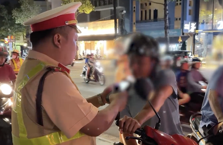 Đồng Nai: Lập hồ sơ xử l&yacute; người đ&agrave;n &ocirc;ng chống đối việc kiểm tra nồng độ cồn - Ảnh 1.