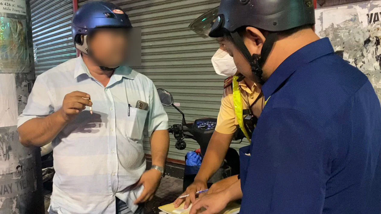 Ma men khai kh&ocirc;ng biết chữ qu&aacute;t nạt CSGT, "h&agrave;nh" c&ocirc;ng an phường phải về lấy mực điểm chỉ  - Ảnh 3.