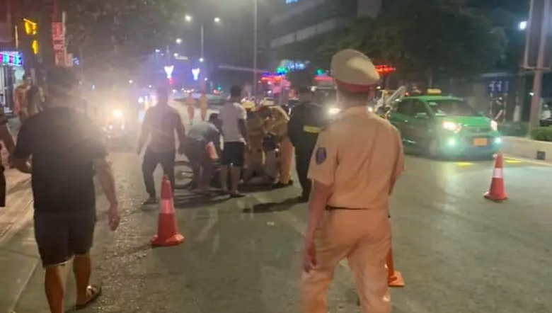 Nam thanh ni&ecirc;n say rượu định th&ocirc;ng chốt kiểm tra nồng độ cồn - Ảnh 1.