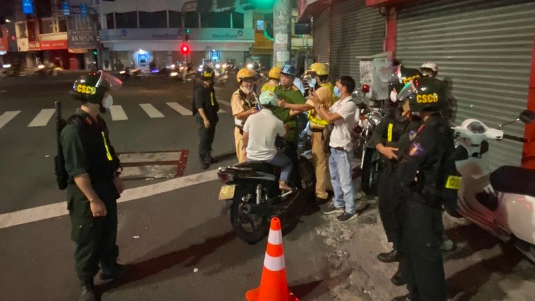 Ma men khai kh&ocirc;ng biết chữ qu&aacute;t nạt CSGT, "h&agrave;nh" c&ocirc;ng an phường phải về lấy mực điểm chỉ  - Ảnh 2.