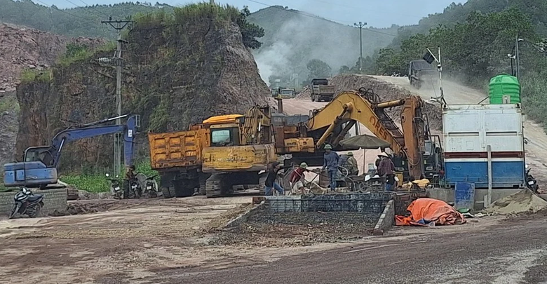 Sau phản &aacute;nh của B&aacute;o Giao th&ocirc;ng, CSGT Bắc Giang v&agrave;o tận mỏ đất kiểm tra tải trọng - Ảnh 2.