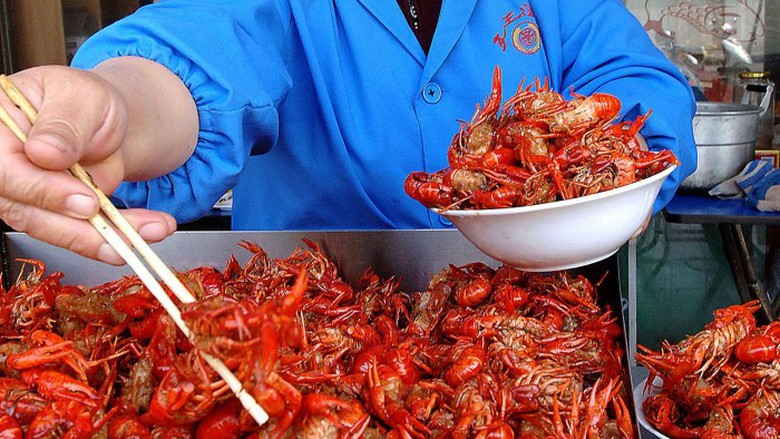 Từng "thống trị" c&aacute;c qu&aacute;n ăn đ&ecirc;m, v&igrave; sao giới trẻ Trung Quốc nay chỉ ăn m&oacute;n n&agrave;y đ&oacute;ng hộp? - Ảnh 2.