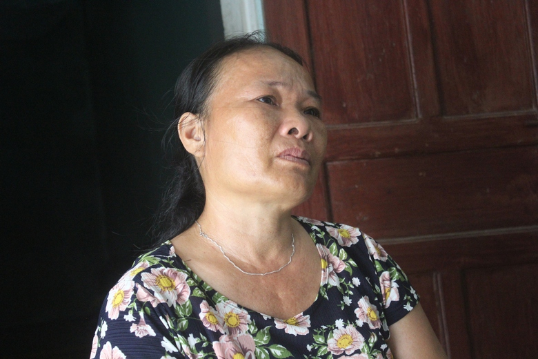 Người mẹ ngh&egrave;o kh&oacute;c cạn nước mắt nh&igrave;n con trai nằm thoi th&oacute;p tr&ecirc;n giường - Ảnh 1.