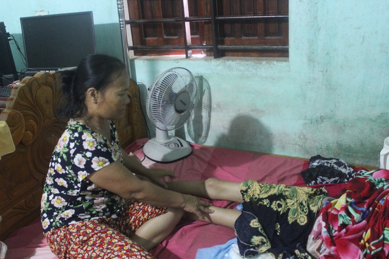 Người mẹ ngh&egrave;o kh&oacute;c cạn nước mắt nh&igrave;n con trai nằm thoi th&oacute;p tr&ecirc;n giường - Ảnh 2.