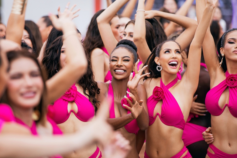 Mướt mắt trước hình ảnh người đẹp Miss Grand International 2023 mặc áo tắm nô đùa - Ảnh 18. Mướt mắt trước hình ảnh người đẹp Miss Grand International 2023 mặc áo tắm nô đùa - Ảnh 18.