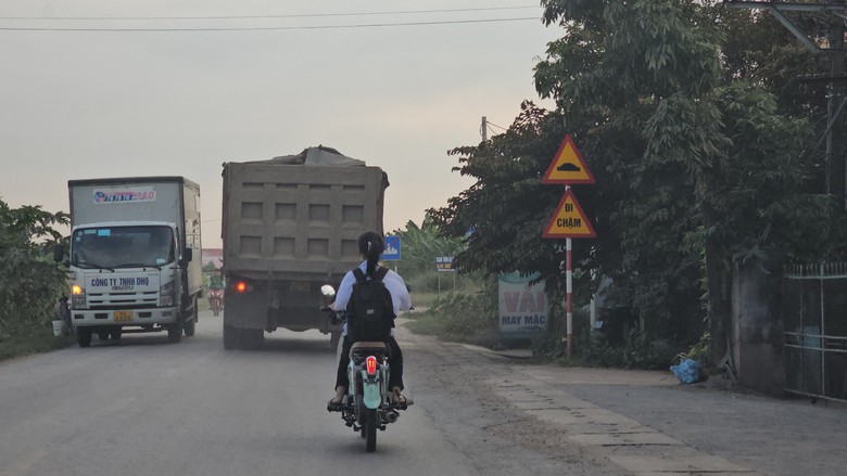Hải Dương: Xe tải trọng lớn náo loạn ở khu dân cư và trường học - Ảnh 2. Hải Dương: Xe tải trọng lớn náo loạn ở khu dân cư và trường học - Ảnh 2.