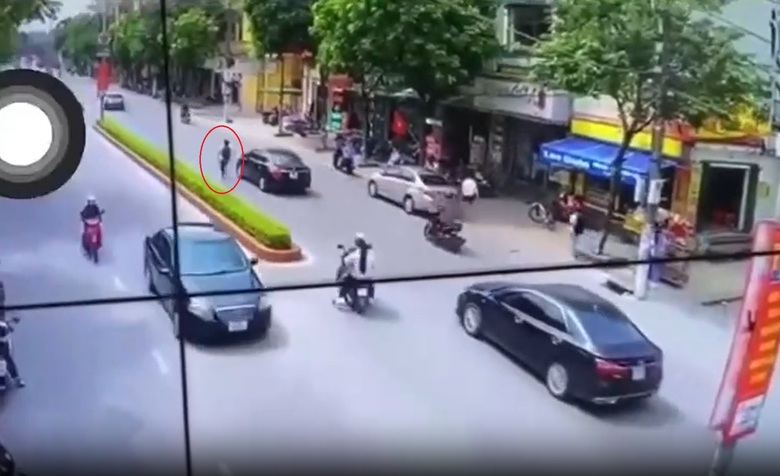 Chạy tạt đầu &ocirc; t&ocirc; l&uacute;c tan trường, một nam sinh bị thương - Ảnh 1.