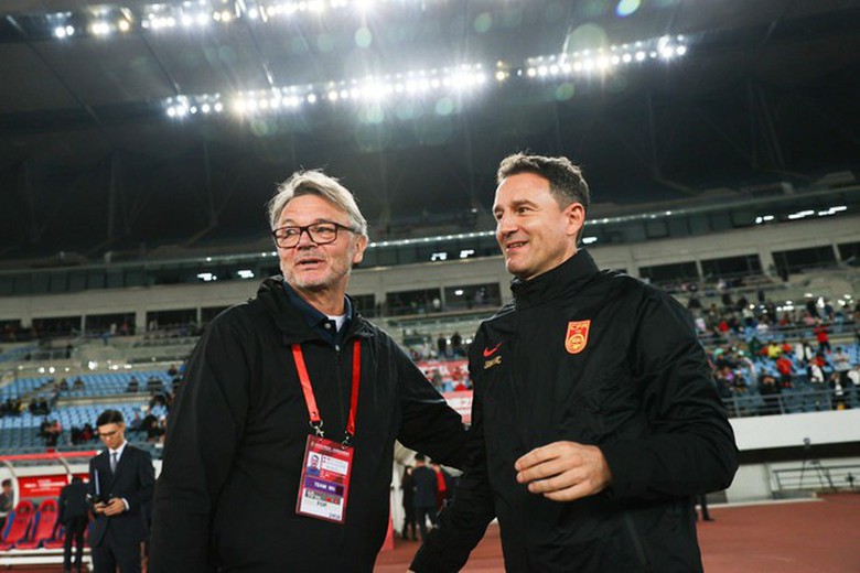 Báo Trung Quốc bất ngờ kêu gọi HLV đội nhà “bắt chước” ông Troussier - Ảnh 1. Báo Trung Quốc bất ngờ kêu gọi HLV đội nhà “bắt chước” ông Troussier - Ảnh 1.