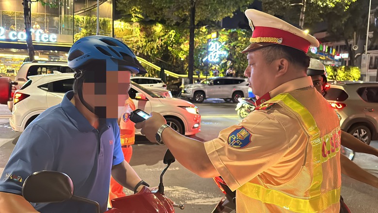 Đồng Nai: Kiểm tra nồng độ cồn ph&aacute;t hiện h&agrave;ng n&oacute;ng - Ảnh 1.