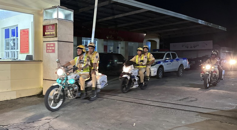 Đồng Nai: Kiểm tra nồng độ cồn ph&aacute;t hiện h&agrave;ng n&oacute;ng - Ảnh 2.