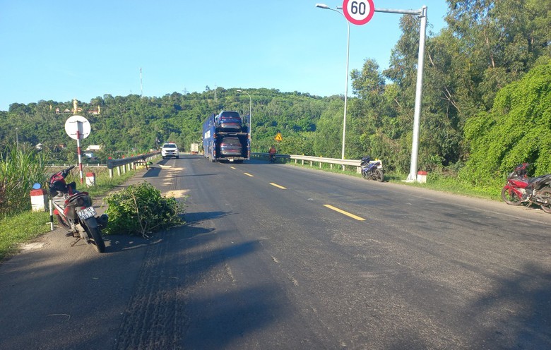 Xe &ocirc; t&ocirc; rời khỏi hiện trường sau va chạm khiến người phụ nữ tử vong  - Ảnh 1.