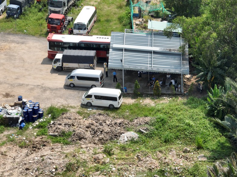 Dẹp b&atilde;i xe n&agrave;y, Th&agrave;nh Bưởi chạy sang b&atilde;i kh&aacute;c đ&oacute;n kh&aacute;ch - Ảnh 4.