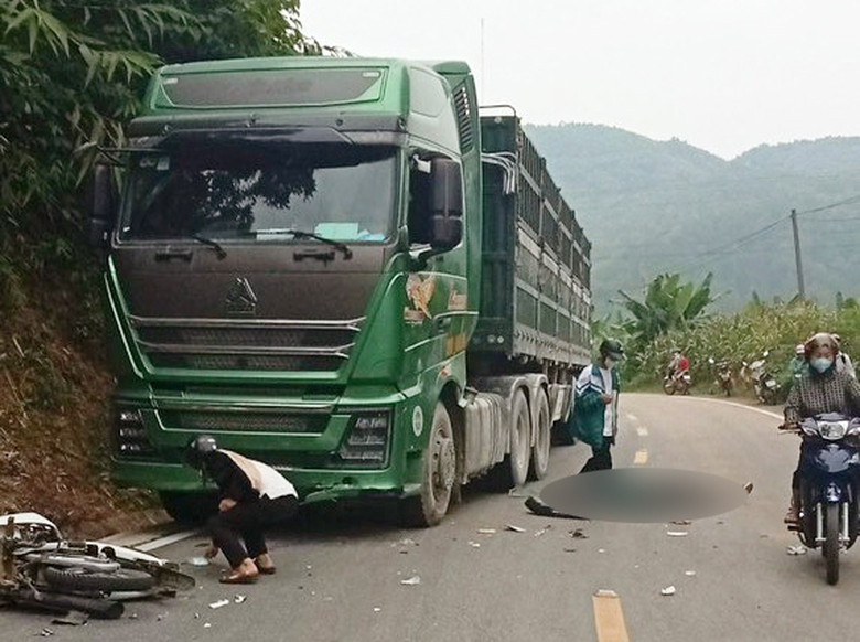 Một thanh ni&ecirc;n đi xe m&aacute;y tử vong do va chạm với &ocirc;t&ocirc; đầu k&eacute;o ở Y&ecirc;n B&aacute;i   - Ảnh 1.