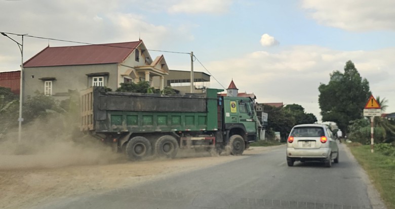 Hải Dương: Xe tải trọng lớn náo loạn ở khu dân cư và trường học - Ảnh 3. Hải Dương: Xe tải trọng lớn náo loạn ở khu dân cư và trường học - Ảnh 3.