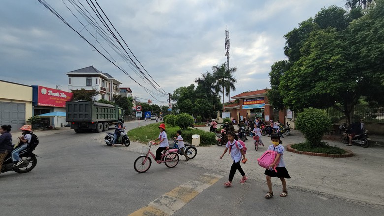 Hải Dương: Xe tải trọng lớn náo loạn ở khu dân cư và trường học - Ảnh 1. Hải Dương: Xe tải trọng lớn náo loạn ở khu dân cư và trường học - Ảnh 1.