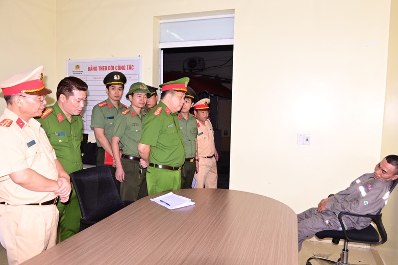Ph&oacute; gi&aacute;m đốc C&ocirc;ng an TP Hải Ph&ograve;ng xuống đường chỉ đạo bắt "ma men" - Ảnh 8.