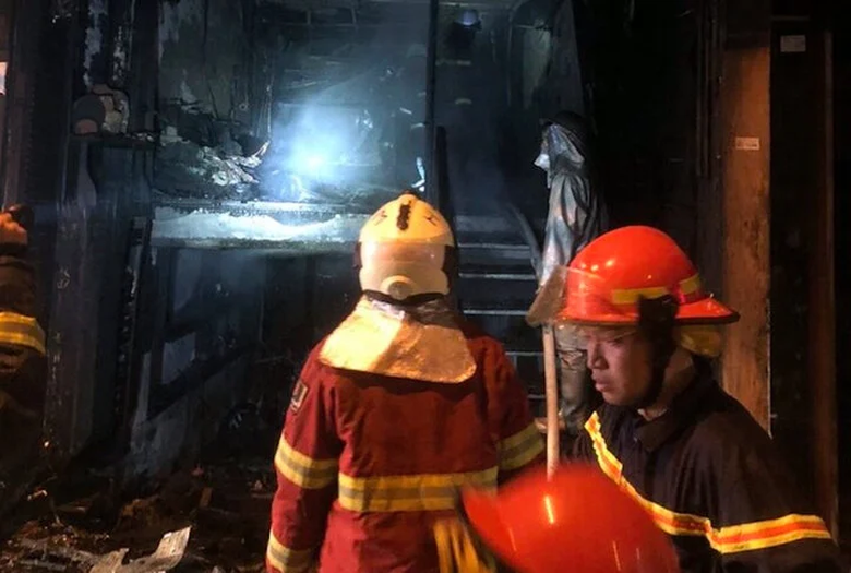 H&agrave; Nội: Ngọn lửa thi&ecirc;u rụi ng&ocirc;i nh&agrave; 4 tầng, nhiều người mắc kẹt may mắn tho&aacute;t nạn - Ảnh 1.