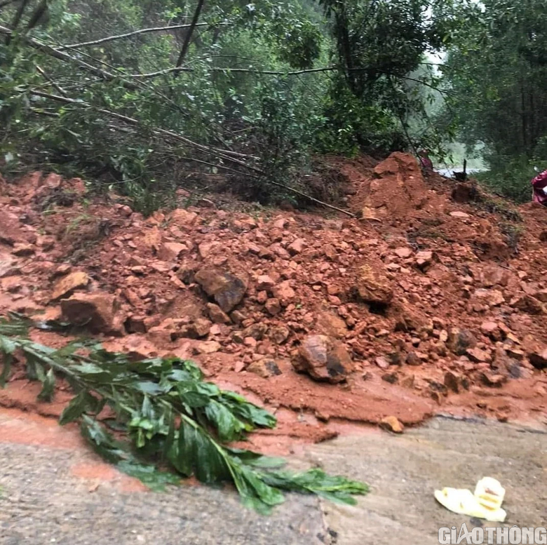Mưa lớn nhiều tuyến đường ở H&agrave; Tĩnh sạt lở, sẵn s&agrave;ng l&ecirc;n phương &aacute;n di tản người d&acirc;n  - Ảnh 1.