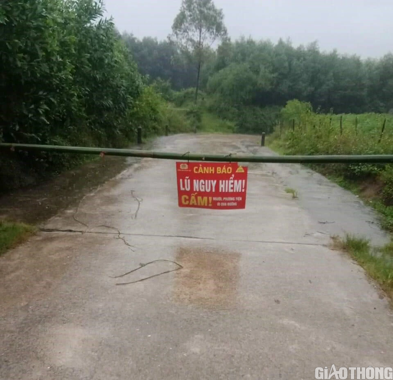Mưa lớn nhiều tuyến đường ở H&agrave; Tĩnh sạt lở, sẵn s&agrave;ng l&ecirc;n phương &aacute;n di tản người d&acirc;n  - Ảnh 2.