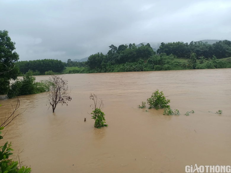 Mưa lớn nhiều tuyến đường ở H&agrave; Tĩnh sạt lở, sẵn s&agrave;ng l&ecirc;n phương &aacute;n di tản người d&acirc;n  - Ảnh 4.