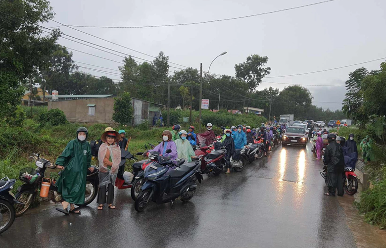 Kon Tum: Mưa lũ g&acirc;y ngập tỉnh lộ 675 - Ảnh 2.