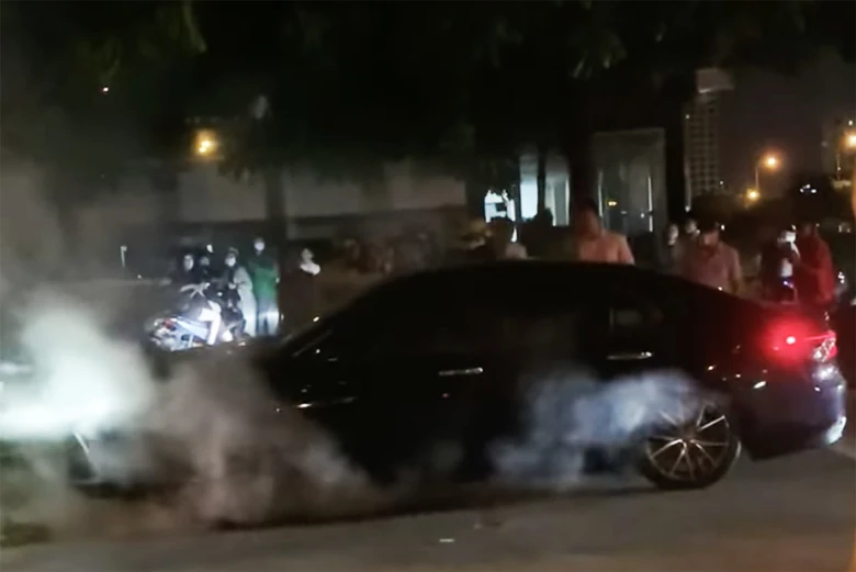 C&ocirc;ng an H&agrave; Nội th&ocirc;ng tin vụ t&agrave;i xế bất tỉnh lao &ocirc; t&ocirc; l&ecirc;n vỉa h&egrave; - Ảnh 2.