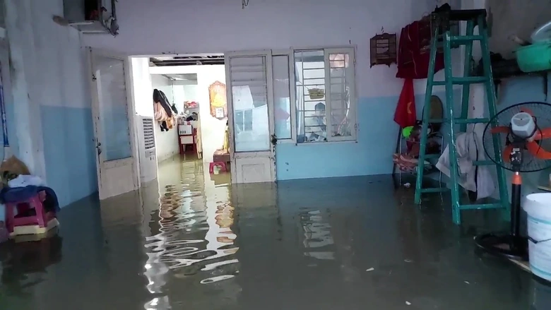 Nước ngập v&agrave;o nh&agrave; cả nửa m&eacute;t, người Đ&agrave; Nẵng bắt đầu chạy lụt - Ảnh 3.