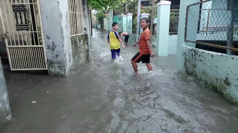 Nước ngập v&agrave;o nh&agrave; cả nửa m&eacute;t, người Đ&agrave; Nẵng bắt đầu chạy lụt - Ảnh 2.