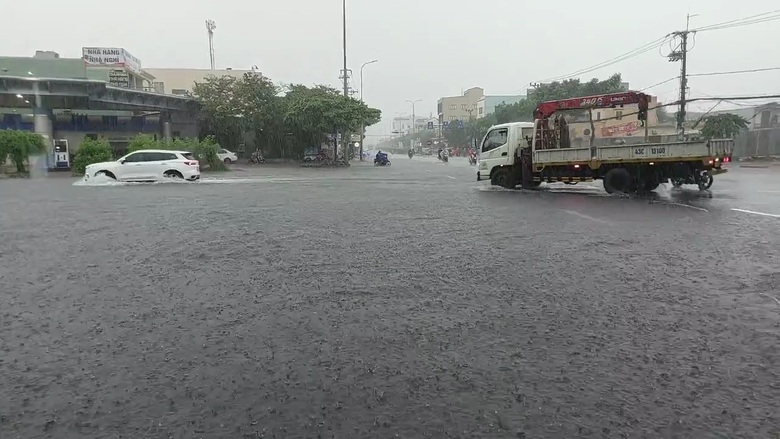 Nước ngập v&agrave;o nh&agrave; cả nửa m&eacute;t, người Đ&agrave; Nẵng bắt đầu chạy lụt - Ảnh 9.