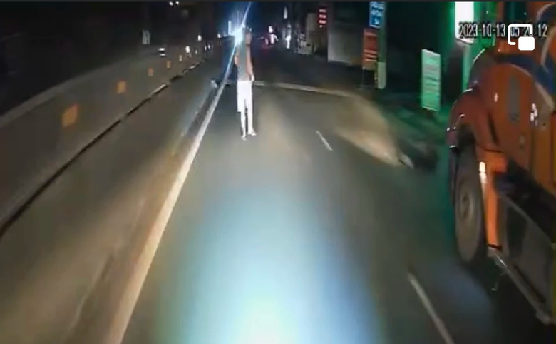 Tr&egrave;o qua dải ph&acirc;n c&aacute;ch để sang đường, một người bị &ocirc; t&ocirc; h&uacute;c tử vong - Ảnh 1.