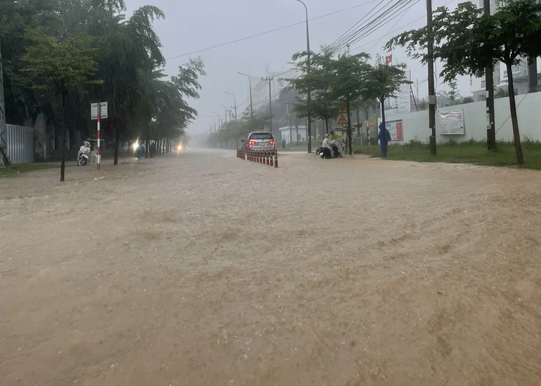 Đ&agrave; Nẵng: Ngập khắp chốn, c&ocirc;ng nh&acirc;n b&igrave; b&otilde;m lội nước về nh&agrave; - Ảnh 1.